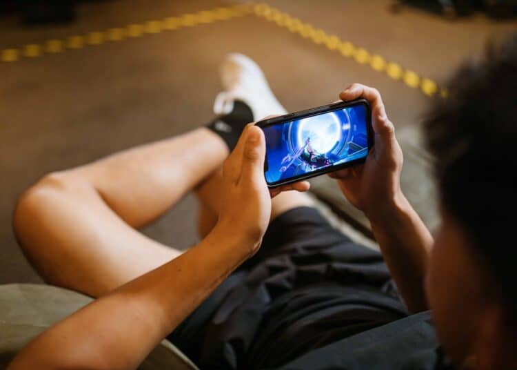 pexels-rodnae-productions-étudiant sur son téléphone - Top 5 des jeux mobiles quand on est étudiant