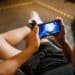 pexels-rodnae-productions-étudiant sur son téléphone - Top 5 des jeux mobiles quand on est étudiant