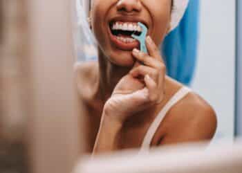 pexels-sora-shimazaki-étudiante qui se lave les dents - 5 mauvaises habitudes quand on est étudiant