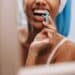 pexels-sora-shimazaki-étudiante qui se lave les dents - 5 mauvaises habitudes quand on est étudiant