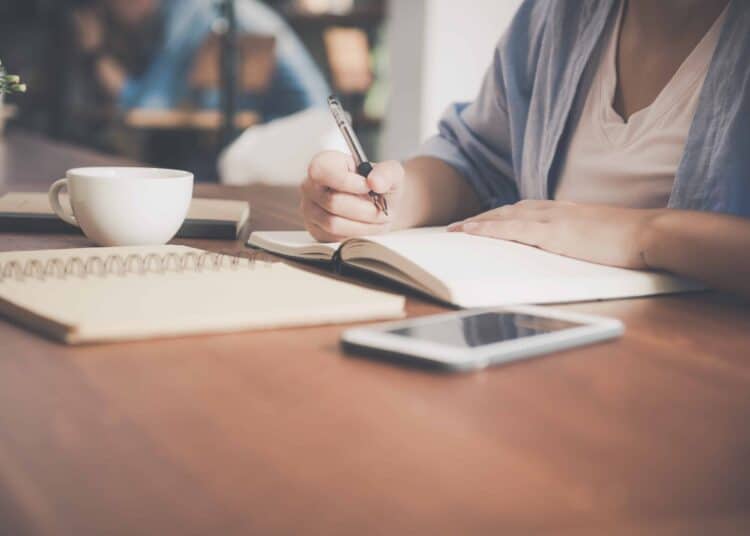 pexels-tirachard-kumtanom-personne qui écrit - comment combattre le syndrome de la page blanche quand on est étudiant ?