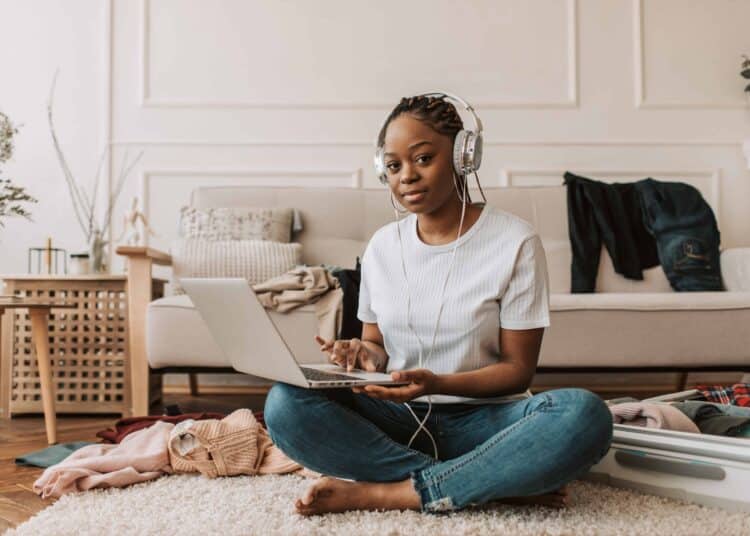 pexels-vlada-karpovich-étudiante qui se prépare - Comment bien de préparer avant son stage ?