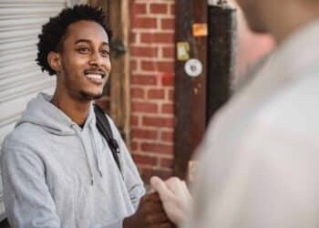 pexels-william-fortunato-étuidant qui salue un ami - 4 choses à développer intérieurement quand on est étudiant