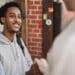 pexels-william-fortunato-étuidant qui salue un ami - 4 choses à développer intérieurement quand on est étudiant