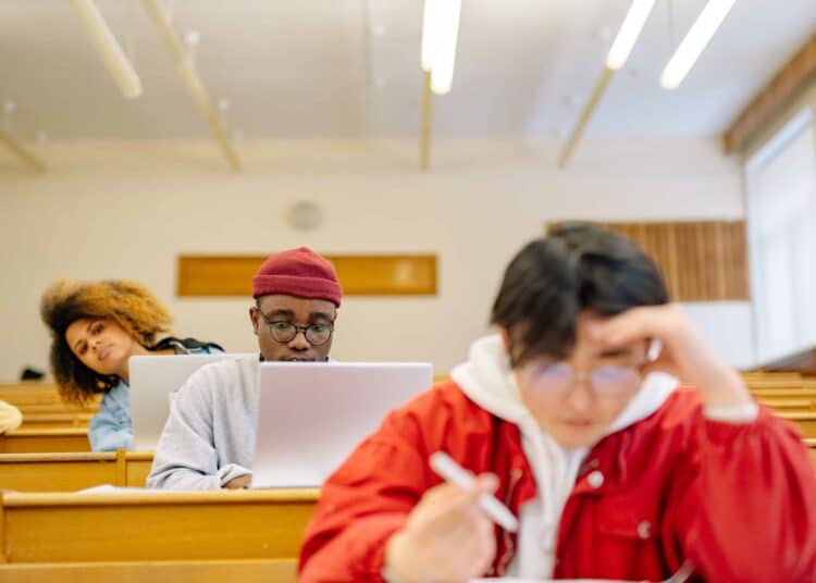 pexels-yan-krukov-jeunes étudiants dans un auditoire - Dis-moi ta place dans l'auditoire, je te dirai qui tu es