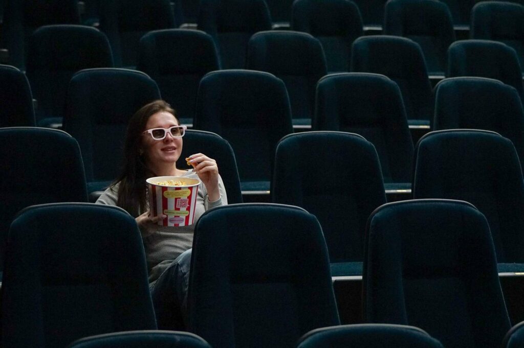 pixabay-VisionPics-étudiantequimangedupopcorndevantunfilmaucinéma-oùutilisersacarteétudiante(versionculture)