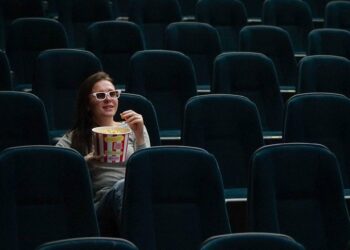 pixabay-VisionPics-étudiantequimangedupopcorndevantunfilmaucinéma-oùutilisersacarteétudiante(versionculture)