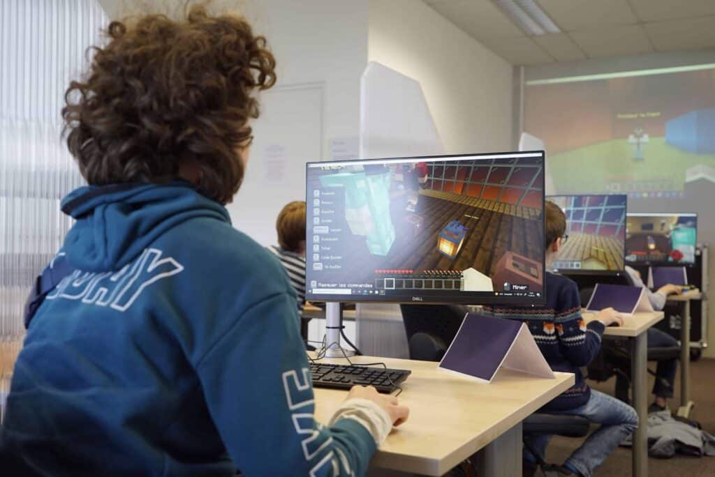 Minecraft©Technocité - etudiant qui joue a minecraft - apprendre à étudier grace a minecraft