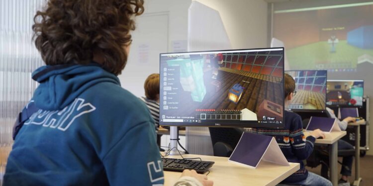 Minecraft©Technocité - etudiant qui joue a minecraft - apprendre à étudier grace a minecraft