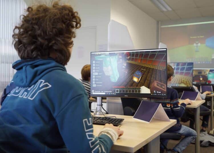 Minecraft©Technocité - etudiant qui joue a minecraft - apprendre à étudier grace a minecraft