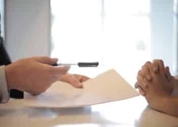 pexels-andrea-piacquadio-etudiant qui signe un contrat - Pourquoi est-ce important de garder tes fiches de paie de ton job étudiant