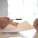 pexels-andrea-piacquadio-etudiant qui signe un contrat - Pourquoi est-ce important de garder tes fiches de paie de ton job étudiant