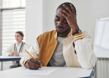 pexels-andy-barbour- etudiant qui passe un examen - 3 signes que tu es parti trop tot à un examen