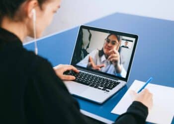 pexels-anna-shvets-etudiante qui suit les cours - Un retour aux cours en distanciel, une envie des étudiants