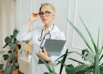 pexels-antoni-shkraba- étudiante en medecine - n concours d’entrée en médecine pour la rentrée 2023