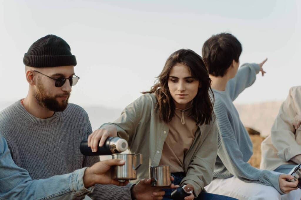 pexels-cottonbro-deux etudiants qui boivent dans une gourde - 6 réflexes écologiques à adopter dans ta vie étudiante