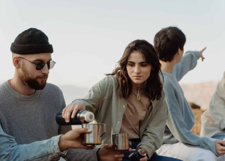 pexels-cottonbro-deux etudiants qui boivent dans une gourde - 6 réflexes écologiques à adopter dans ta vie étudiante