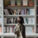 pexels-cottonbro-étudiante dans une bibliothèque - omment intégrer le développement personnel à ta vie étudiante