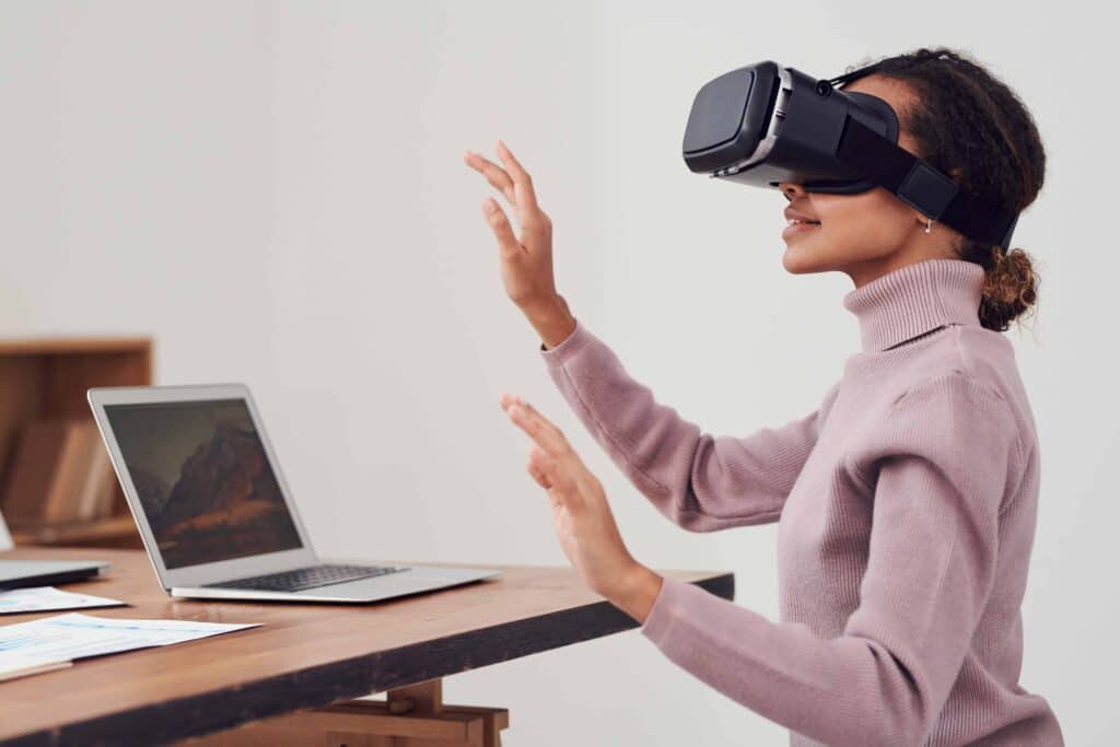 pexels-fauxels-étudiante qui découvre la réalité virtuelle - le metaverse percu par les étudiants
