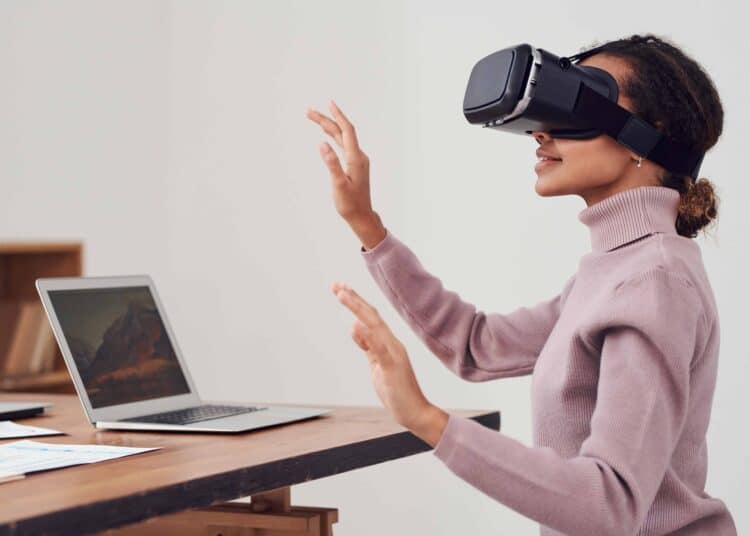 pexels-fauxels-étudiante qui découvre la réalité virtuelle - le metaverse percu par les étudiants