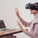 pexels-fauxels-étudiante qui découvre la réalité virtuelle - le metaverse percu par les étudiants