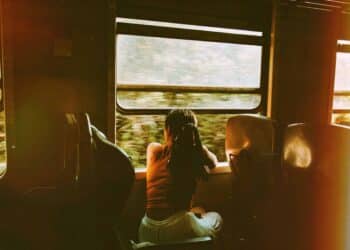 pexels-genine-alyssa-pedrenoandrada- étudiante qui part en vacances en train - comment économiser pour les vacances de ta vie