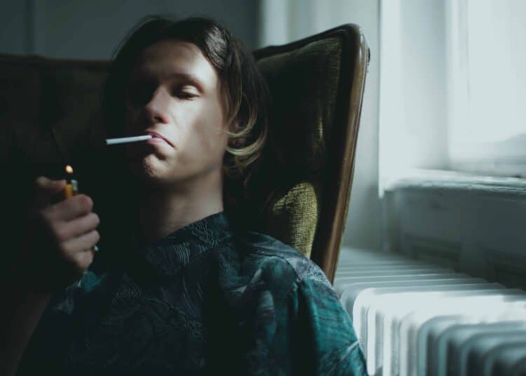 pexels-jessica-ticozzelli-homme qui fume et triste - ce 31 mai 2022 c'est la journée sans tabac