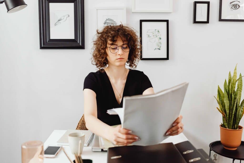 pexels-karolina-grabowska-etudiante qui cherche un emploi - Premier date ou premier emploi les ressemblances