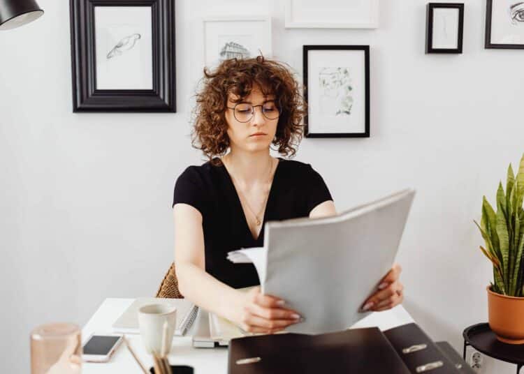 pexels-karolina-grabowska-etudiante qui cherche un emploi - Premier date ou premier emploi les ressemblances