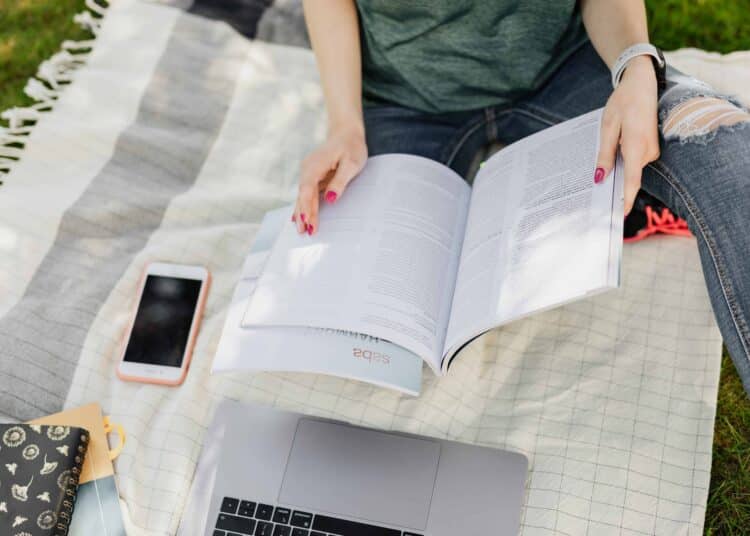 pexels-karolina-grabowska-étudiante qui etudie dans le jardin - 6 applis pour vous aider à étudier