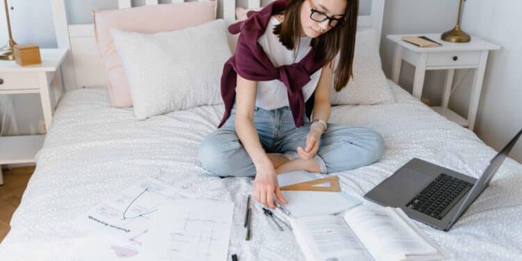 pexels-mart-production- fille qui étudie son blocus - quoio faire durant ses pauses blocus