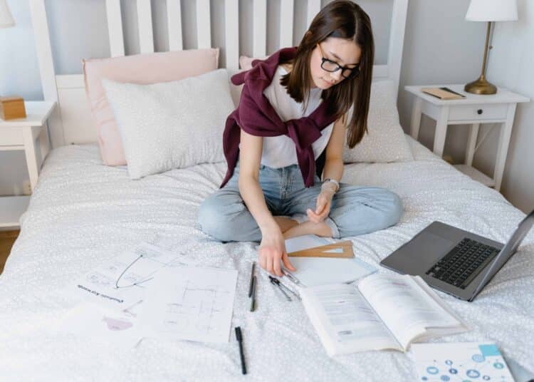 pexels-mart-production- fille qui étudie son blocus - quoio faire durant ses pauses blocus