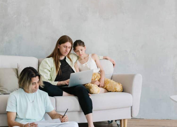 pexels-mikhail-nilov-différentes générations quié crivent - écrire à l'ère du digital