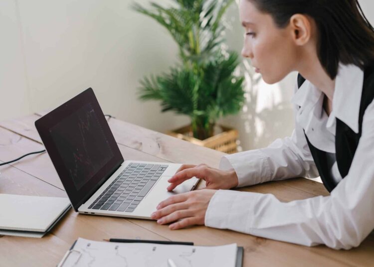 pexels-mikhail-nilov-étudiante qui étudie seul sur son bureau - Top 7 des raisons de faire son blocus seul.e