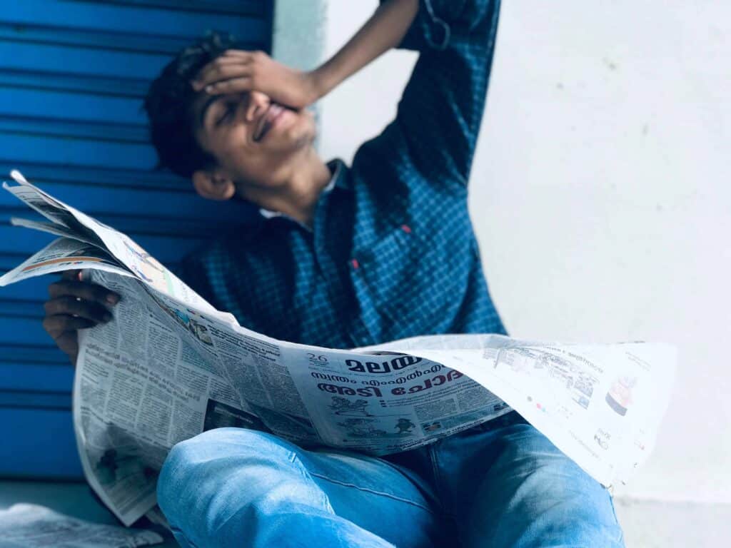 pexels-mohammed-suhail-étudiant qui lit le journal - Fake news à quel site se vouer