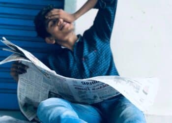 pexels-mohammed-suhail-étudiant qui lit le journal - Fake news à quel site se vouer