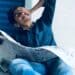 pexels-mohammed-suhail-étudiant qui lit le journal - Fake news à quel site se vouer