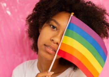 pexels-monstera-étudiante avec un drapeau LGBT - studeo - prendre soins des publics LBGTQI