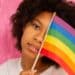 pexels-monstera-étudiante avec un drapeau LGBT - studeo - prendre soins des publics LBGTQI