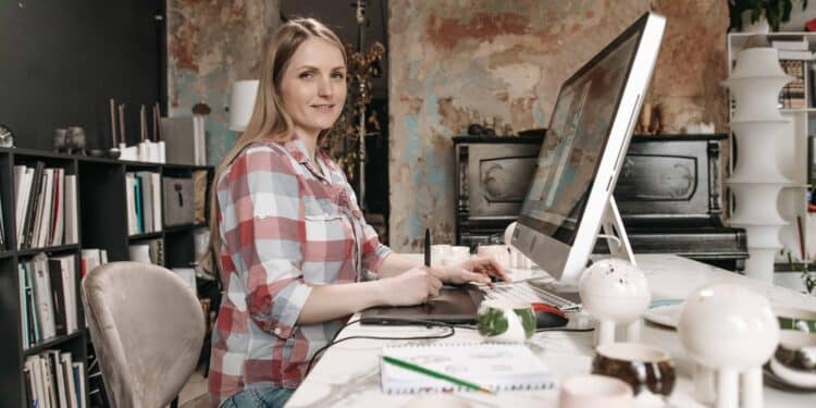 pexels-pavel-danilyuk-fille qui bosse sur son ordi - 3 astuces pour bien comprendre le contrat de ton job étudiant