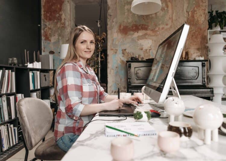 pexels-pavel-danilyuk-fille qui bosse sur son ordi - 3 astuces pour bien comprendre le contrat de ton job étudiant