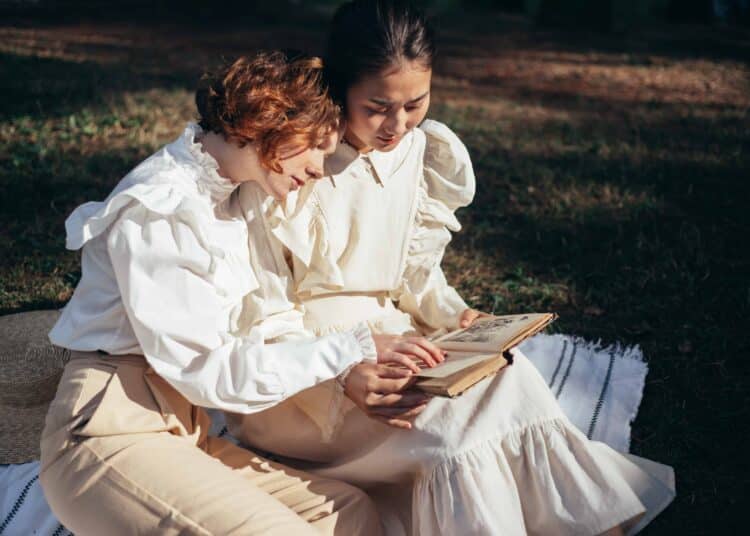 pexels-ron-lach- deux étudiantes qui lisent un livre amour - Les 6 romances LGBT à découvrir