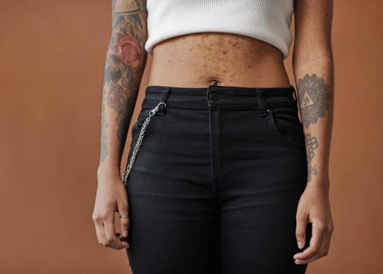 pexels-shotpot-étudiante tatouée - Je regrette mon tatouage, que faire