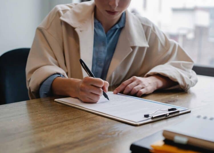 pexels-sora-shimazaki-fille qui écrit son CV - studeo - Des astuces pour un CV qui claque