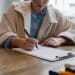 pexels-sora-shimazaki-fille qui écrit son CV - studeo - Des astuces pour un CV qui claque