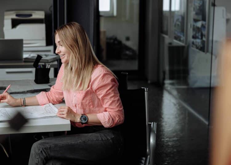 pexels-thirdman-étudiante en stage - studeo - Comment réussir son premier stage