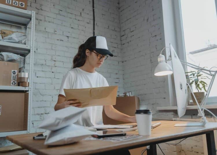 pexels-tima-miroshnichenko- etudiant qui fait son job - Un job étudiant à tout prix