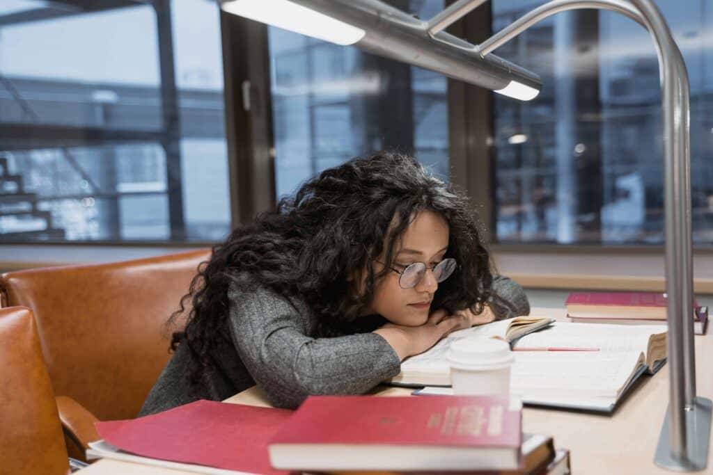 pexels-tima-miroshnichenko-étudiante épuisée - studeo - Le burnout, mode d’emploi
