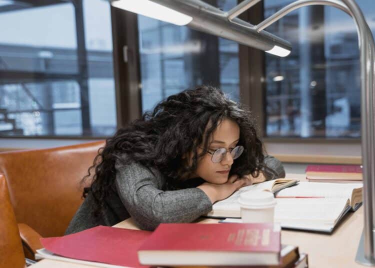 pexels-tima-miroshnichenko-étudiante épuisée - studeo - Le burnout, mode d’emploi