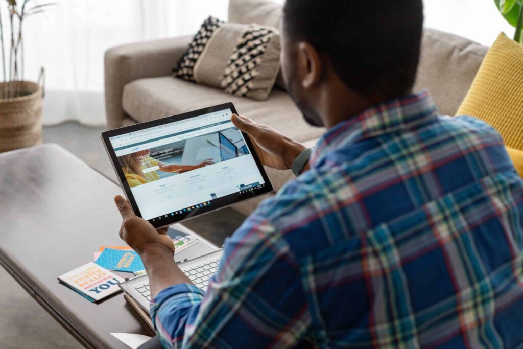 unsplash -linkedin-sales-solutions - étudiant sur linkedin - studeo - Être sur LinkedIn pour trouver un job après tes études